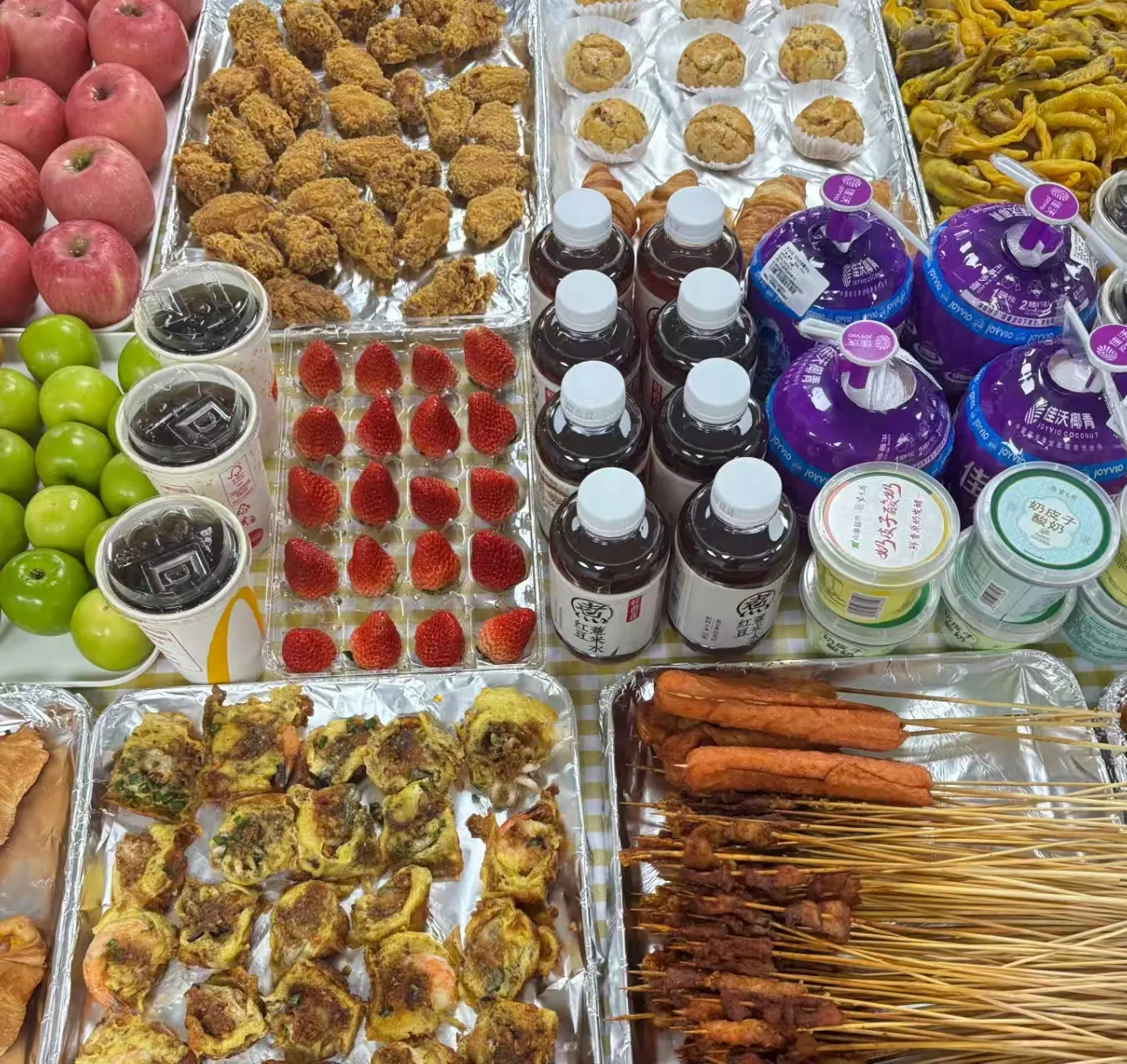 ভাজা চিকেন, তাজা ফল, এবং 30 মিনিট বিশুদ্ধ হাসি